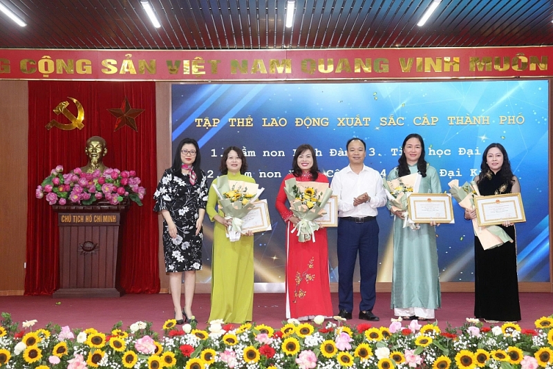 Định Công tôn vinh thầy cô nhân kỷ niệm 43 năm Ngày Nhà giáo Việt Nam Định Công tôn vinh thầy cô nhân kỷ niệm 43 năm Ngày Nhà giáo Việt Nam