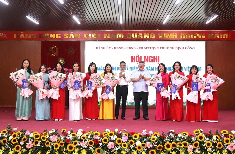 Định Công tôn vinh thầy cô nhân kỷ niệm 43 năm Ngày Nhà giáo Việt Nam Định Công tôn vinh thầy cô nhân kỷ niệm 43 năm Ngày Nhà giáo Việt Nam