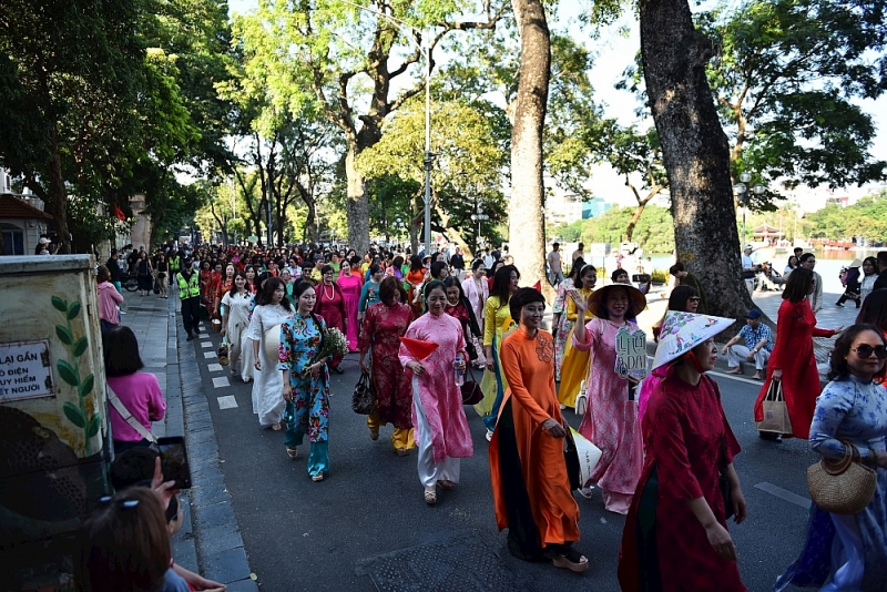 Diễu hành áo dài Hà Nội: Tôn vinh di sản trong không gian đậm văn hóa, lịch sử của Thủ đô Diễu hành áo dài Hà Nội: Tôn vinh di sản trong không gian đậm văn hóa, lịch sử của Thủ đô