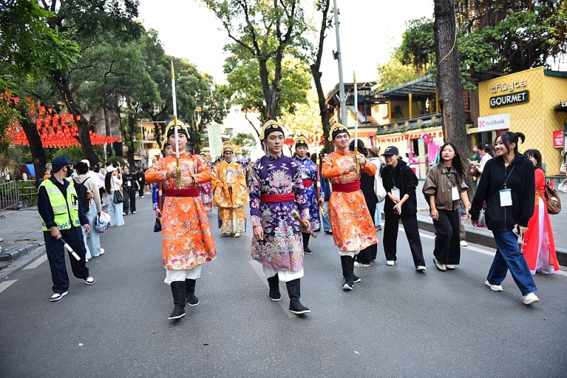 Diễu hành áo dài Hà Nội: Tôn vinh di sản trong không gian đậm văn hóa, lịch sử của Thủ đô Diễu hành áo dài Hà Nội: Tôn vinh di sản trong không gian đậm văn hóa, lịch sử của Thủ đô