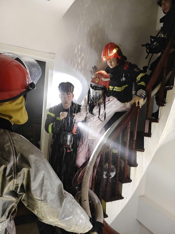 Nạn nhân kịp thời được lực lượng Cảnh sát PCCC và CNCH tiếp cận và đưa xuống vị trí an toàn. Nạn nhân kịp thời được lực lượng Cảnh sát PCCC và CNCH tiếp cận và đưa xuống vị trí an toàn.