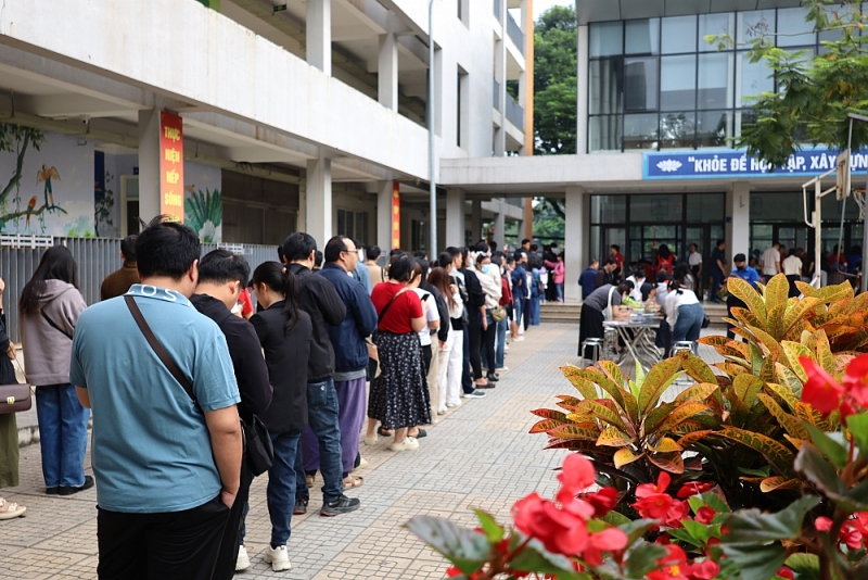 Những giọt máu hồng giữa đời thường