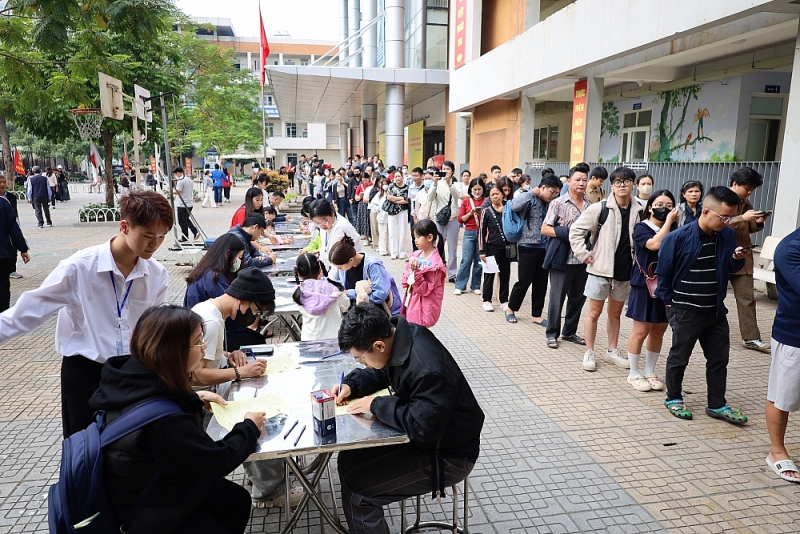 Những giọt máu hồng giữa đời thường