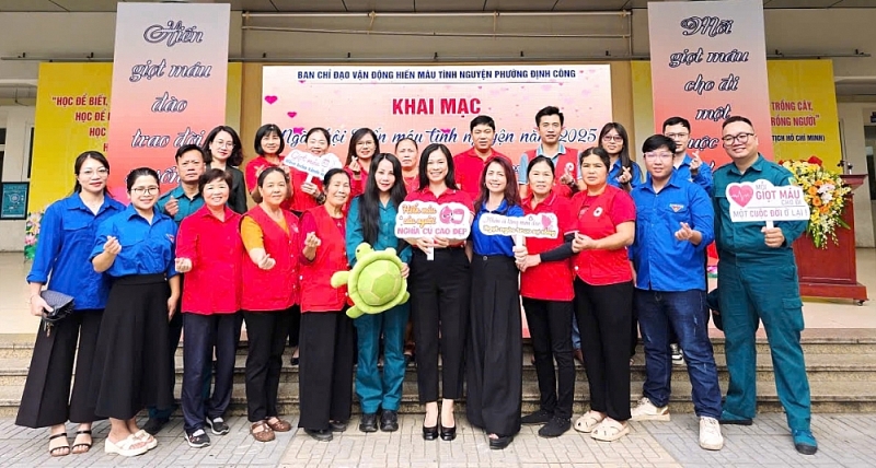 Những giọt máu hồng giữa đời thường