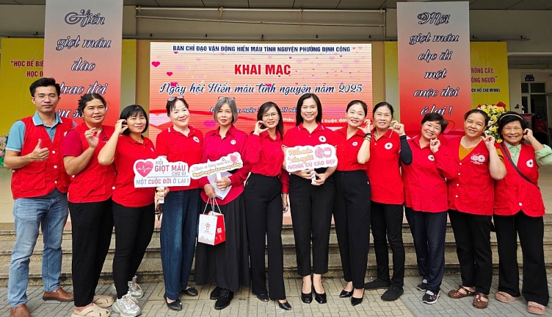 Những giọt máu hồng giữa đời thường