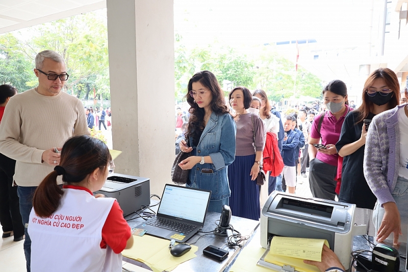 Những giọt máu hồng giữa đời thường