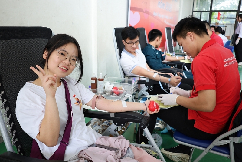 Những giọt máu hồng giữa đời thường