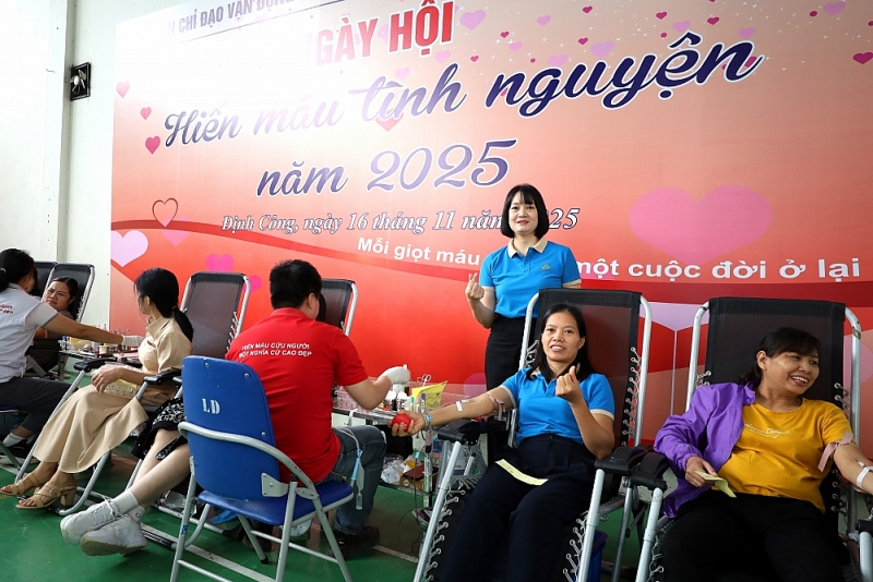 Những giọt máu hồng giữa đời thường