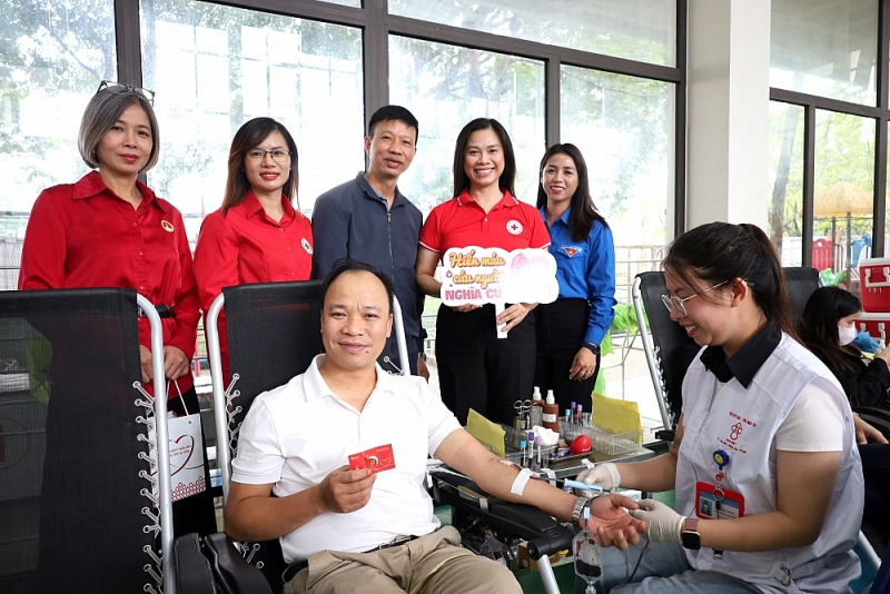 Những giọt máu hồng giữa đời thường