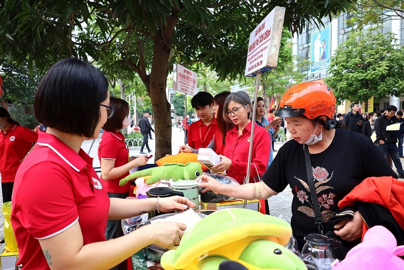 Những giọt máu hồng giữa đời thường