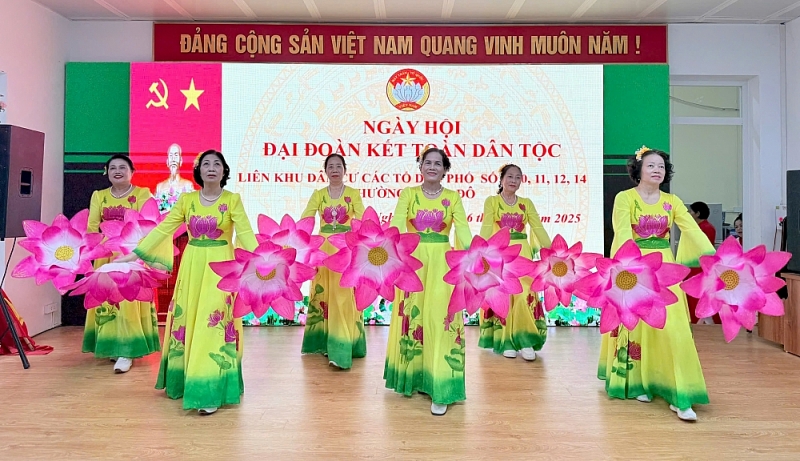 Tiết mục văn nghệ của các bác cao tuổi trong khu dân cư chào mừng ngày hội