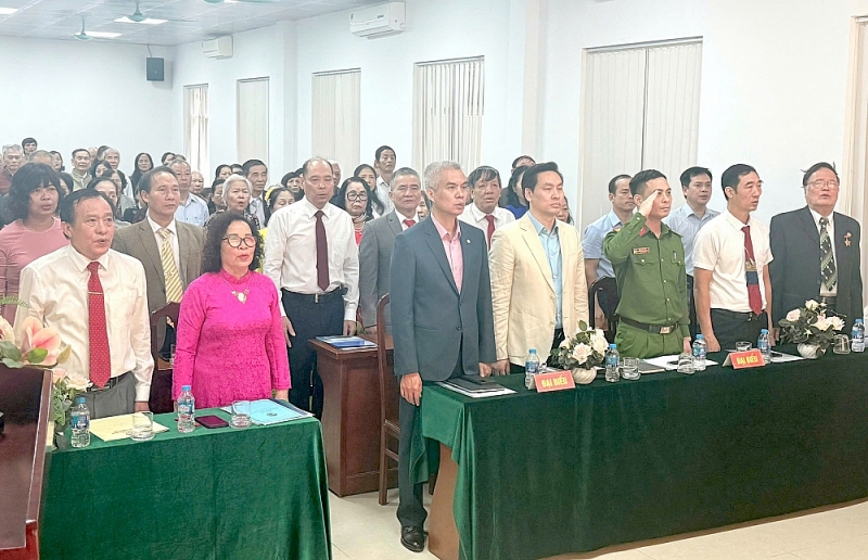 Các đại biểu thực hiện nghi thức chào cờ