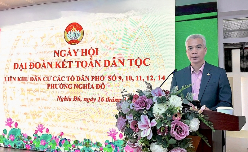 Bí thư Đảng ủy, Chủ tịch HĐND phường Nghĩa Đô Nguyễn Hồng Sơn biểu dương thành tích của các tổ dân cư trong công tác mặt trận