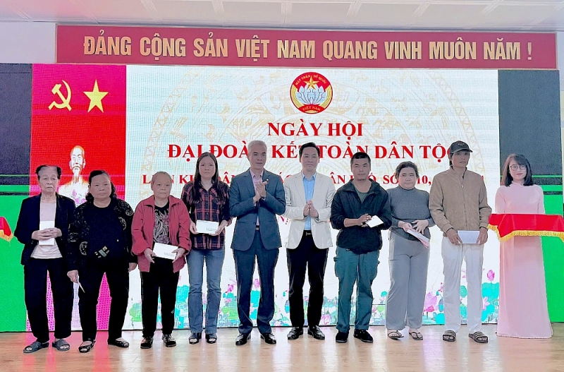 Lãnh đạo phường tặng quà cho các hộ gia đình có hoàn cảnh khó khăn trên địa bàn