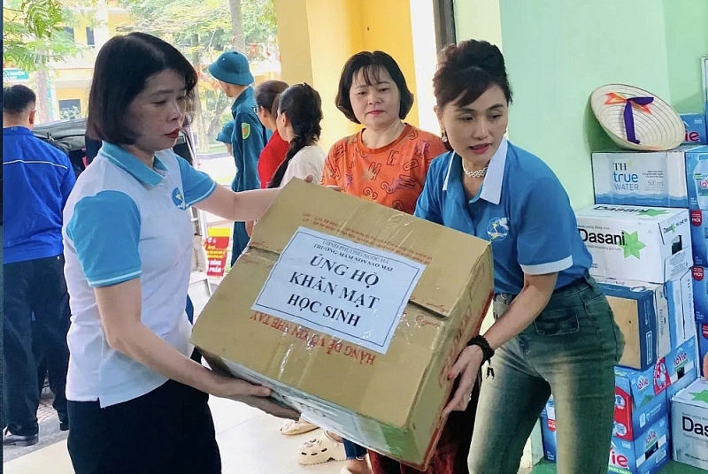 Phụ nữ phường Ngọc Hà đã cùng các tổ chức trên địa bàn tham gia vận động, vận chuyển nhu yếu phẩm hỗ trợ người dân vùng ngập lụt của các xã Trung Giã, Sóc Sơn Phụ nữ phường Ngọc Hà đã cùng các tổ chức trên địa bàn tham gia vận động, vận chuyển nhu yếu phẩm hỗ trợ người dân vùng ngập lụt của các xã Trung Giã, Sóc Sơn