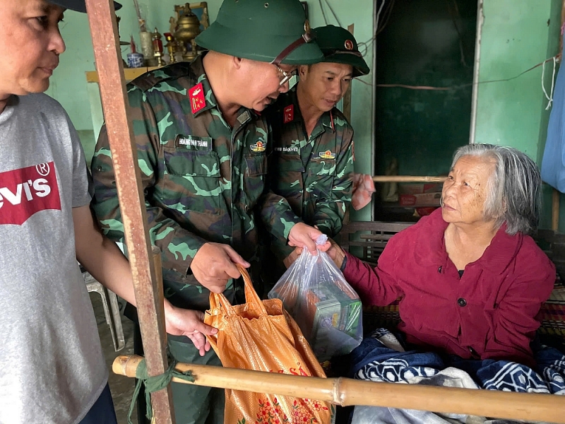Thượng tá Hoàng Nam Thành, Phó Chính ủy Lữ đoàn 574 thay mặt Bộ Tư lệnh Quân khu 5, trao quà cho các hộ dân bị cô lập do mưa lũ (Ảnh: VGP)