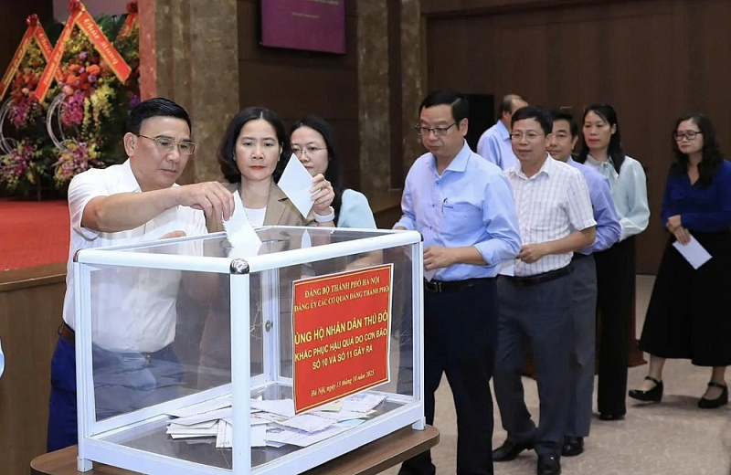 Cán bộ Đảng ủy các Cơ quan Đảng TP Hà Nội ủng hộ Nhân dân Thủ đô bị ảnh hưởng lũ lụt