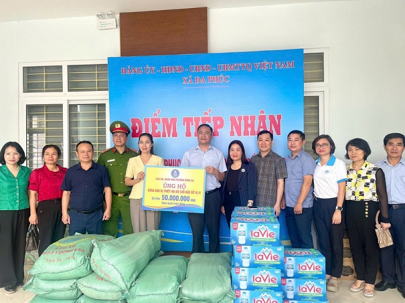  Đoàn công tác của Đảng ủy, HĐND, UBND và Ủy ban MTTQ Việt Nam phường Đống Đa tổ chức trao quà ủng hộ các xã bị ảnh hưởng nặng do ngập lụt trên địa bàn Hà Nội