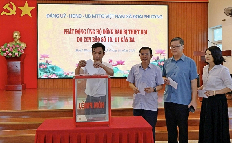 Bí thư Đảng ủy, Chủ tịch HĐND xã Đoài Phương ủng hộ đồng bào bị thiệt hại do thiên tai, lũ lụt