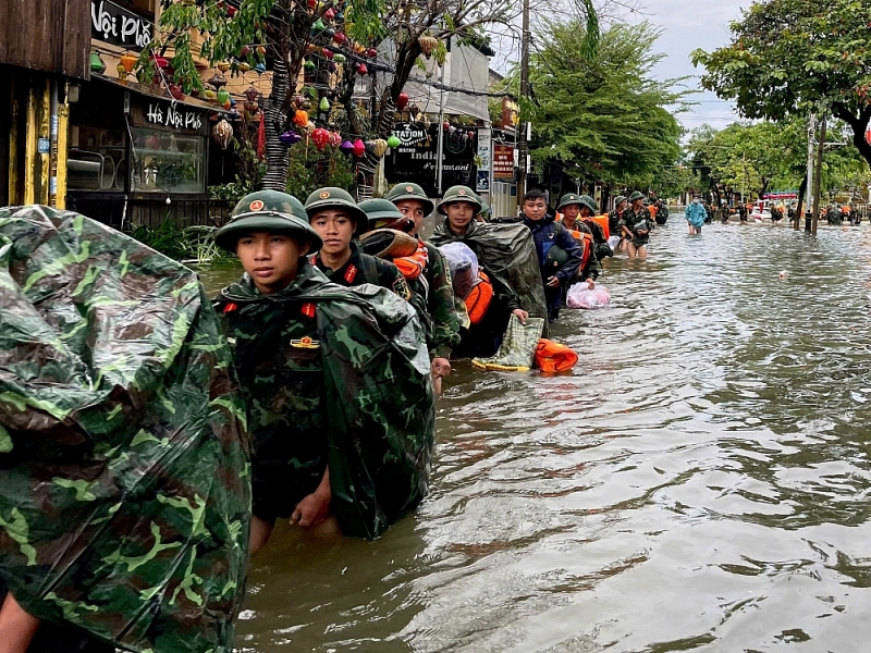 Bộ đội hành quân xuyên lũ về Hội An