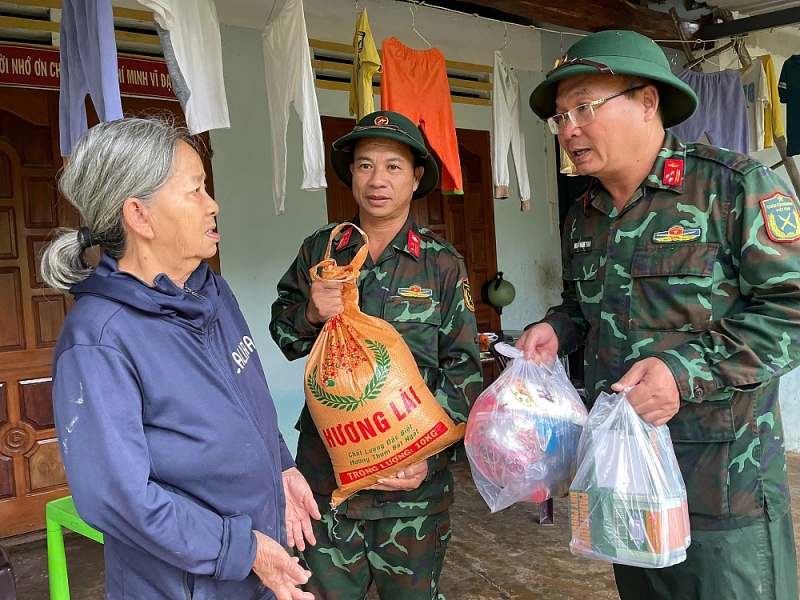 Hơn 150 cán bộ chiến sĩ Sư đoàn 315 gia cố bờ kè biển Cửa Đại trước bão Kalmaegi (bão số 13)