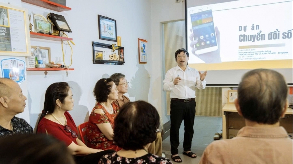 Cán bộ mặt trận, học viên tóc bạc và hành trình chạm AI