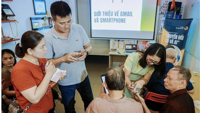 Ngoài thầy Sơn, nhiều người cũng tình nguyện đến hướng dẫn trực tiếp cho người lớn tuổi ngay trên điện thoại (Ảnh: Hòa Bình)