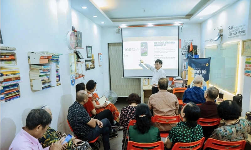 Cán bộ mặt trận, học viên tóc bạc và hành trình chạm AI