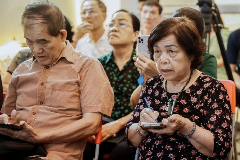 Không laptop, không ghi chú trên điện thoại, nhiều người lớn tuổi cẩn thận ghi lại nội dung học vào cuốn sổ tay (Ảnh: Hòa Bình)