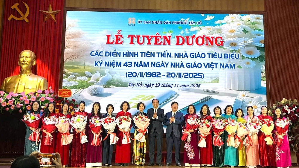 Tây Hồ tuyên dương nhà giáo tiêu biểu nhân ngày 20/11