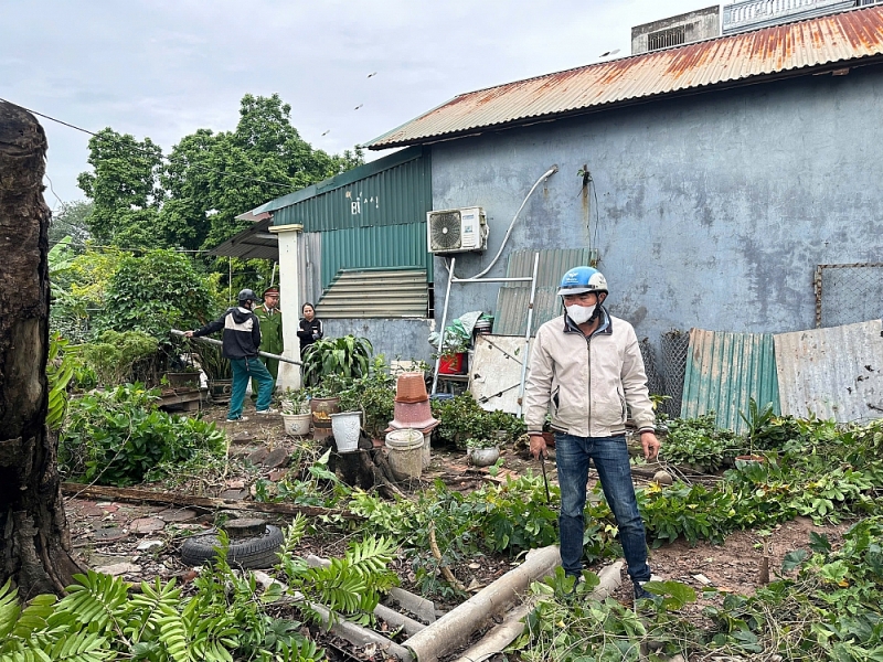 Lĩnh Nam ra quân thu hồi đất công bị lấn chiếm làm sân bóng Lĩnh Nam ra quân thu hồi đất công bị lấn chiếm làm sân bóng