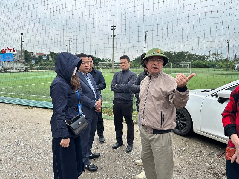 Lĩnh Nam ra quân thu hồi đất công bị lấn chiếm làm sân bóng Lĩnh Nam ra quân thu hồi đất công bị lấn chiếm làm sân bóng