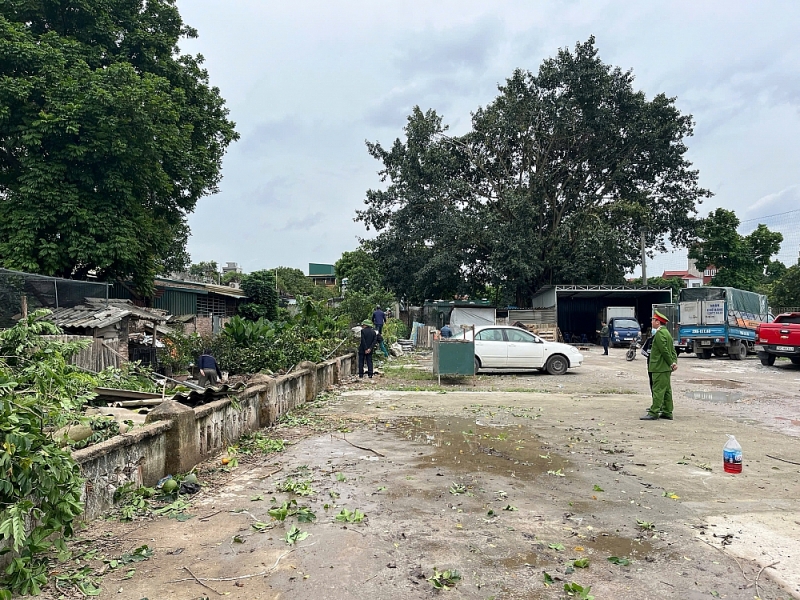 Lĩnh Nam ra quân thu hồi đất công bị lấn chiếm làm sân bóng Lĩnh Nam ra quân thu hồi đất công bị lấn chiếm làm sân bóng