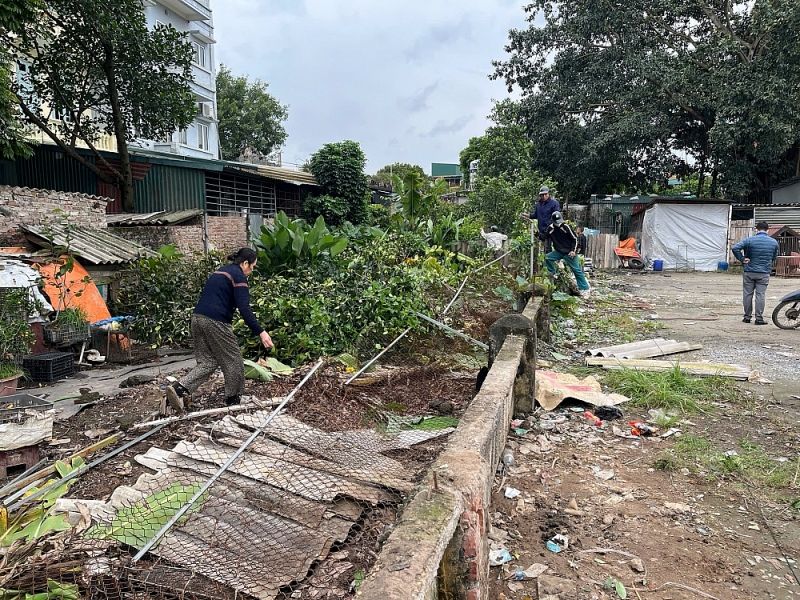 Lĩnh Nam ra quân thu hồi đất công bị lấn chiếm làm sân bóng Lĩnh Nam ra quân thu hồi đất công bị lấn chiếm làm sân bóng