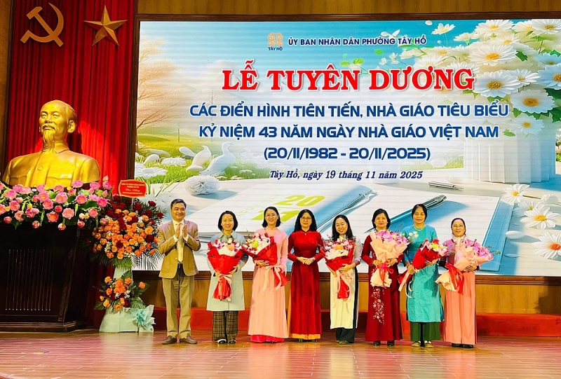 Tuyên dương khen thưởng các nhà giáo tại buổi lễ