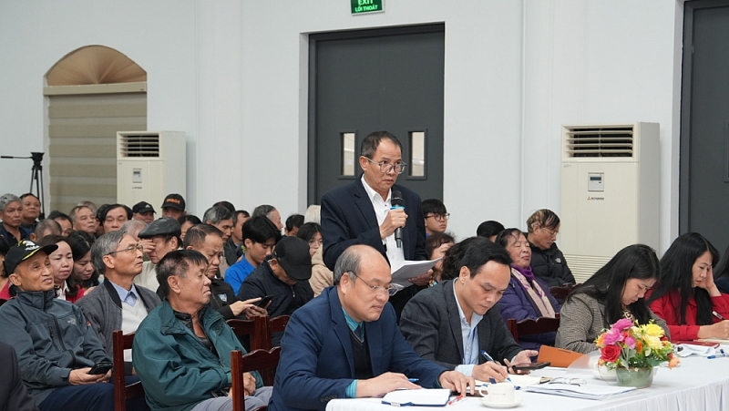 Người dân kiến nghị tại hội nghị