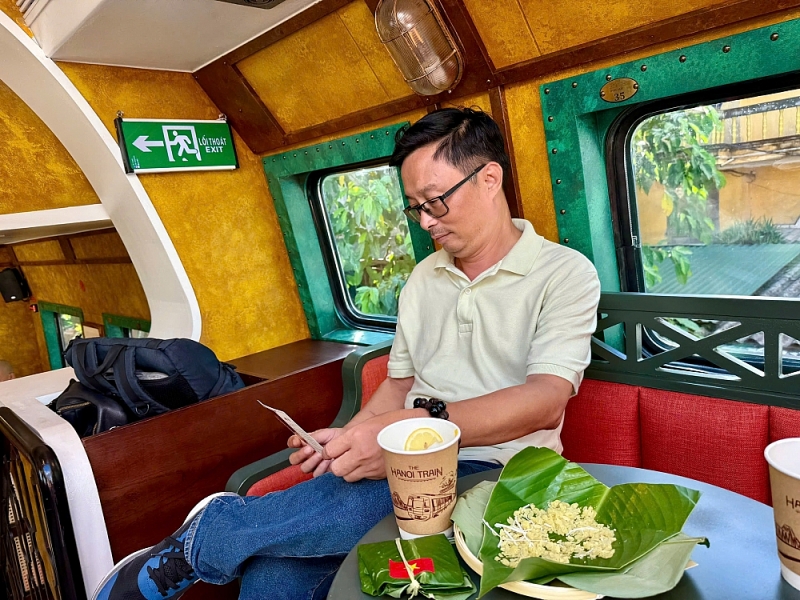 Du khách trải nghiệm Tàu 5 cửa ô