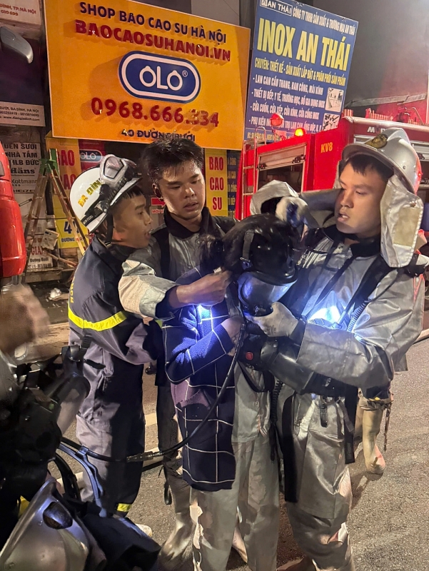 Cảnh sát Hà Nội cứu nhiều người thoát nạn trong 2 vụ cháy liên tiếp trong đêm Cảnh sát Hà Nội cứu nhiều người thoát nạn trong 2 vụ cháy liên tiếp trong đêm