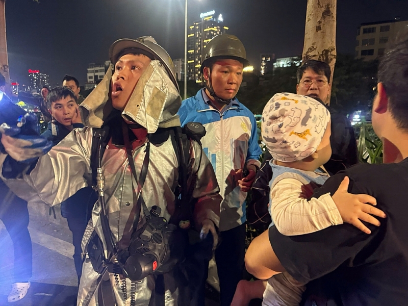 Cảnh sát Hà Nội cứu nhiều người thoát nạn trong 2 vụ cháy liên tiếp trong đêm Cảnh sát Hà Nội cứu nhiều người thoát nạn trong 2 vụ cháy liên tiếp trong đêm