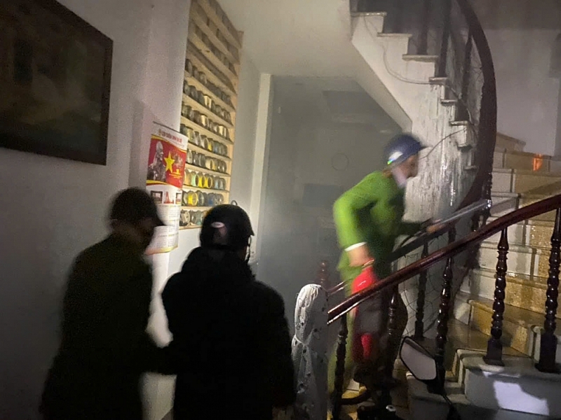 Cảnh sát Hà Nội cứu nhiều người thoát nạn trong 2 vụ cháy liên tiếp trong đêm Cảnh sát Hà Nội cứu nhiều người thoát nạn trong 2 vụ cháy liên tiếp trong đêm