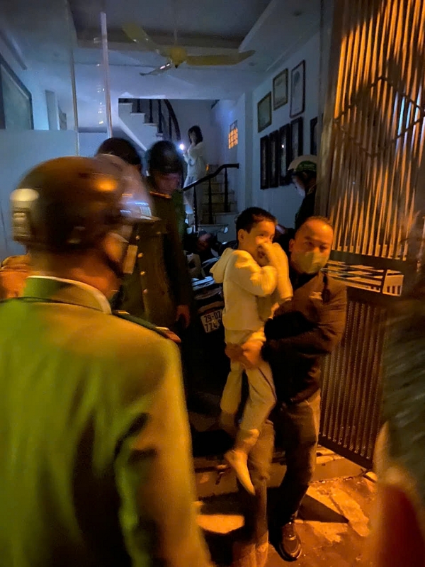 Cảnh sát Hà Nội cứu nhiều người thoát nạn trong 2 vụ cháy liên tiếp trong đêm Cảnh sát Hà Nội cứu nhiều người thoát nạn trong 2 vụ cháy liên tiếp trong đêm