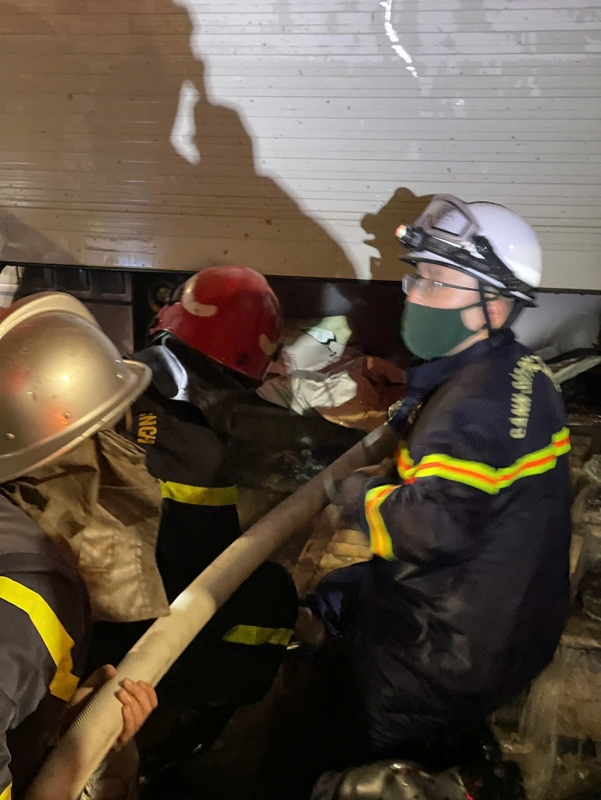 Cảnh sát Hà Nội cứu nhiều người thoát nạn trong 2 vụ cháy liên tiếp trong đêm Cảnh sát Hà Nội cứu nhiều người thoát nạn trong 2 vụ cháy liên tiếp trong đêm