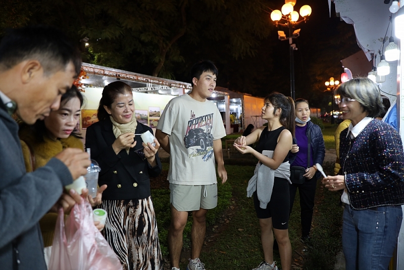 Du khách trong và ngoài nước thưởng thức hương vị mùa Thu trong khuôn khổ Festival 