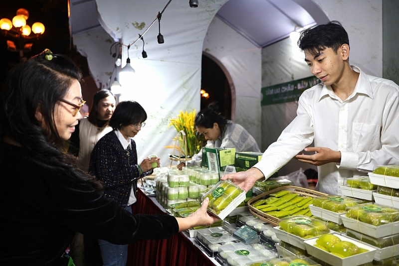 Bà Oanh lựa chọn những sản phẩm làm từ cốm Vòng