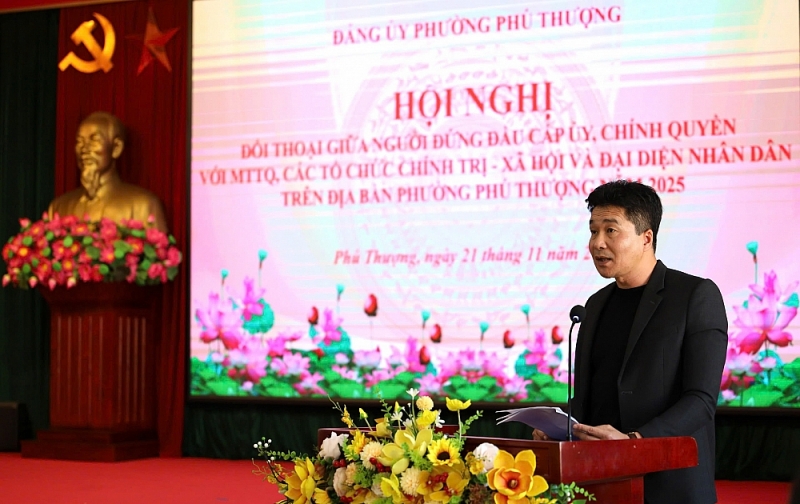 Phó Chủ tịch UBND phường Phú Thượng thông tin các nội dung thuộc thẩm quyền