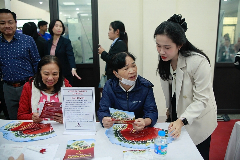 Người lao động tìm cơ hội việc làm