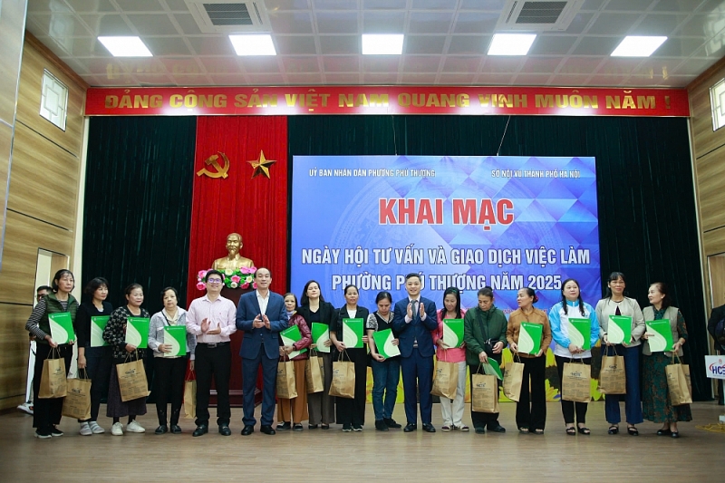 Tặng quà tại ngày hội