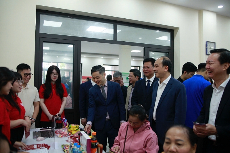 Các đại biểu tham quan gian hàng