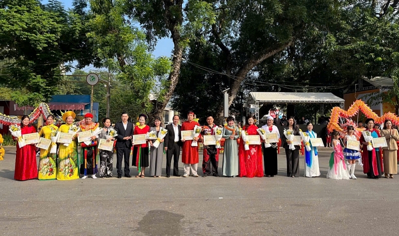 Ban tổ chức trao chứng nhận cho các đơn vị tham gia. Ảnh: Phạm Thảo.