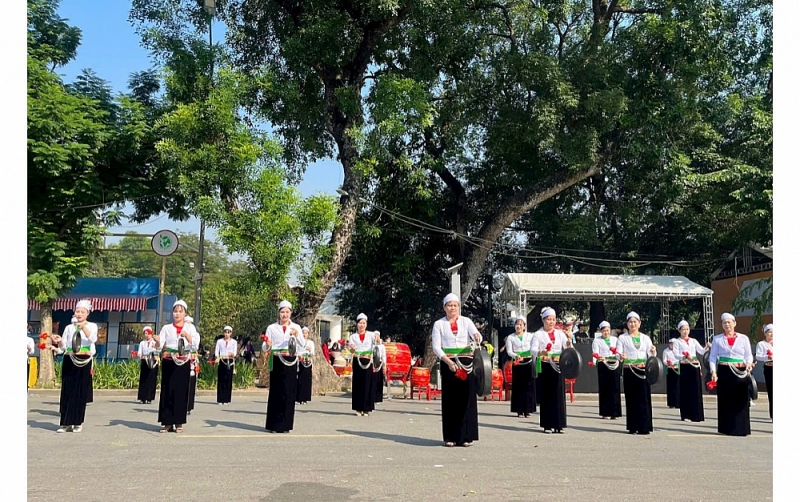 Điệu múa của đồng bào dân tộc Thái